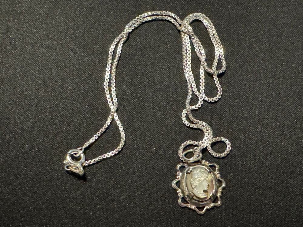 Sorrento 925 Sterilng Silver Cameo Pendant 17in Chain